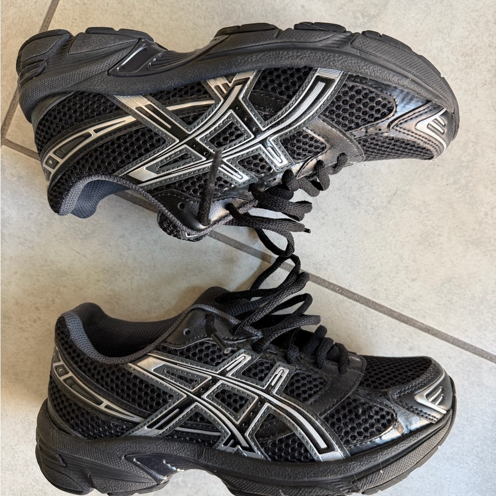 ASICS Gel-1130 Black and Silver Athletic Shoes Sneakers 4.5Y